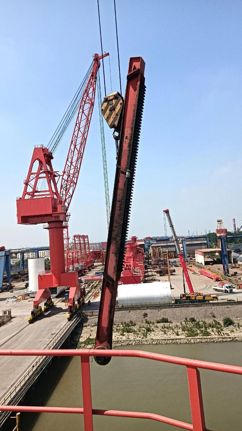 3550門(mén)座式起重機(jī)變幅機(jī)構(gòu)排裝齒條維修,誠(chéng)信贏市場(chǎng),品質(zhì)求